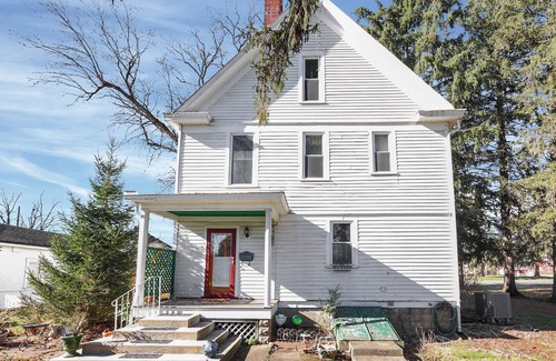 Mount Vernon House | The Riley HousenCharming and close to downtown, MVNU, and Kenyon College.
