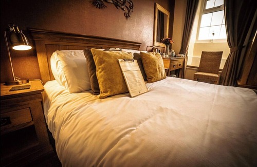 Rhosgoch Bed & Breakfast | The Ring Pub Bed and Breakfast