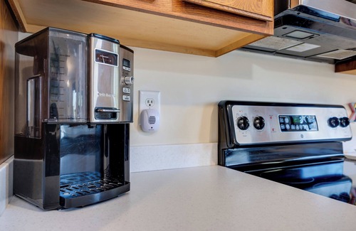 Shenandoah House | The River House, Pet Friendly with a Hot Tub 15 Minutes to many attractions!