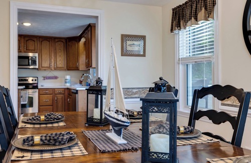 Shenandoah House | The River House, Pet Friendly with a Hot Tub 15 Minutes to many attractions!