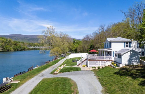 Shenandoah House | The River House, Pet Friendly with a Hot Tub 15 Minutes to many attractions!