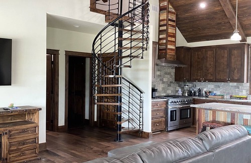 Uvalde Cabin | The River Lodge