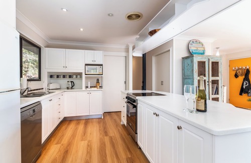 Marlow House | The River Shack - Breathtaking River Views, Waterfront House With hot tub