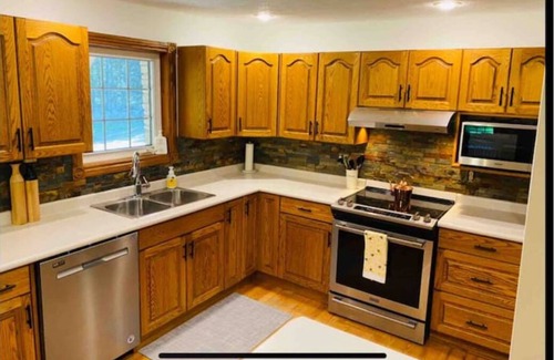 Chatsworth Cottage | The Riverfront Hideaway ★ Hot Tub★ Games Room ★ Arcades ★ Firepit ★ BBQ ★ Hiking