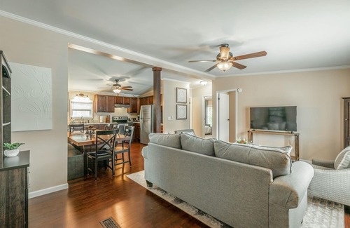 Chattanooga House | The Riverhouse | On The Water | Large Deck Space! | 3 Bed, 2 Bath