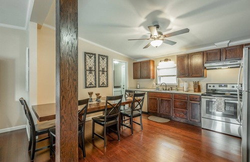 Chattanooga House | The Riverhouse | On The Water | Large Deck Space! | 3 Bed, 2 Bath