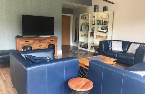 Cheddar Apartment | The Riverside Apartment on Cheddar Bridge Apartments