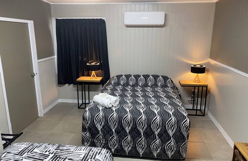 Charters Towers Hotel | The Rix Hotel Motel