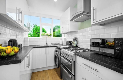 Olton House | "The Rock" Elegant 4 Bedroom House, perfect for families close to NEC & BHX