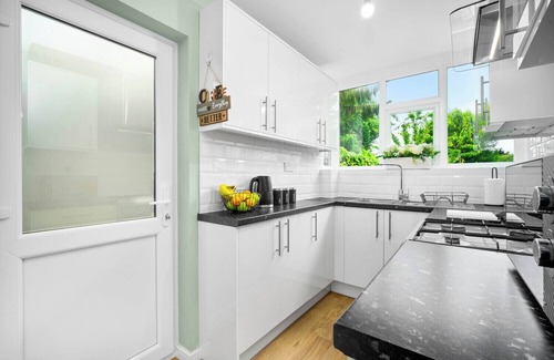 Olton House | "The Rock" Elegant 4 Bedroom House, perfect for families close to NEC & BHX