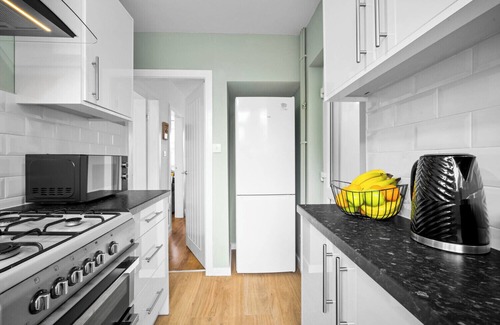 Olton House | "The Rock" Elegant 4 Bedroom House, perfect for families close to NEC & BHX