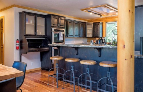 Hailey Cabin | The Rodeo Cabin on 5 Acres | Hot Tub, Peloton Bike, and Pet-Friendly!