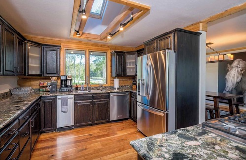 Hailey Cabin | The Rodeo Cabin on 5 Acres | Hot Tub, Peloton Bike, and Pet-Friendly!