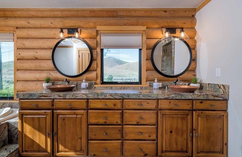 Hailey Cabin | The Rodeo Cabin on 5 Acres | Hot Tub, Peloton Bike, and Pet-Friendly!