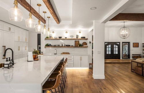 Chicago Park House | The Rollins Cove Retreat - Luxury Lakefront for unforgettable getaways.
