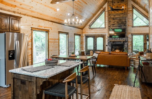 Broken Bow Cabin | The Roosevelt- Perfect for all! Hot Tub, Free WiFi, FREE Firewood!