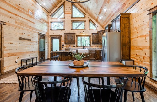 Broken Bow Cabin | The Roosevelt- Perfect for all! Hot Tub, Free WiFi, FREE Firewood!