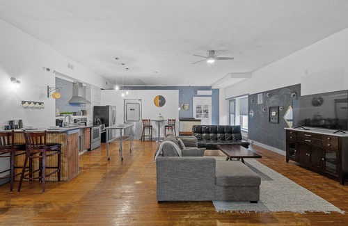 Mechanicville House | The "Roost." A Large 2 Bedroom - Diner Themed Stay