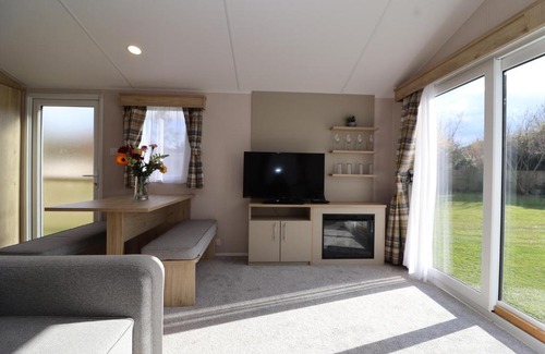 Compton Dundon Ski Chalet | The Roost - Family Friendly caravan near Glastonbury & Street
