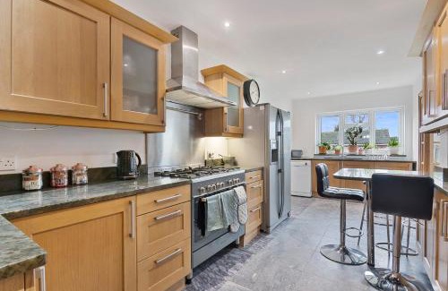 Gravesend House | The Roost Group - 8-Bed Home - Hot Tub WiFi Parking