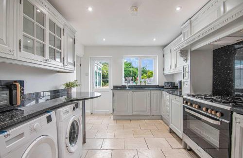 Brands Hatch House | The Roost Group - Brands Hatch 6 Bedroom Home
