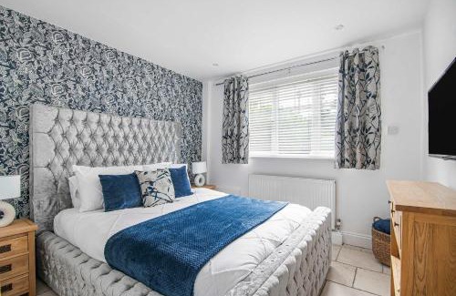 Brands Hatch House | The Roost Group - Brands Hatch 6 Bedroom Home