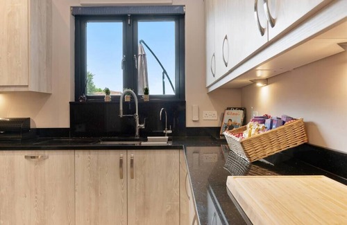 Gravesend House | The Roost Group - Meadow Lodge - Hot Tub
