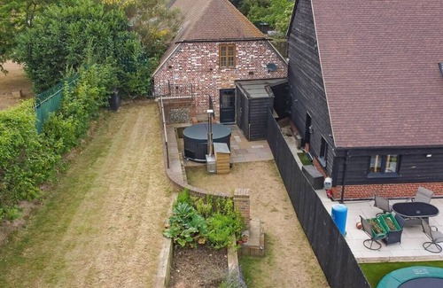 Gravesend House | The Roost Group - Meadow Lodge - Hot Tub