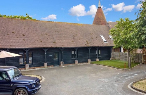 Gravesend House | The Roost Group - Meadow Lodge - Hot Tub