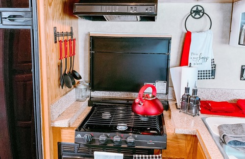 Lydia House | The Roost - LQ Horse Trailer - Farm Stay Petting Zoo Experience -5 mins off I-95