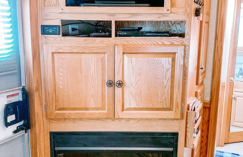 Lydia House | The Roost - LQ Horse Trailer - Farm Stay Petting Zoo Experience -5 mins off I-95