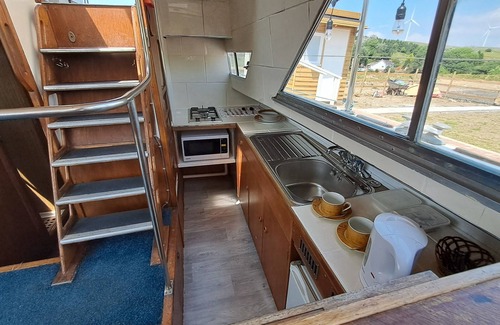 Mawr Boat Rental | The Rose 37ft Lakeside Yacht inc Hot Tub