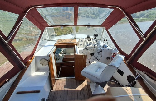 Mawr Boat Rental | The Rose 37ft Lakeside Yacht inc Hot Tub