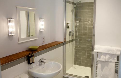 Warwick Town Centre Hotel | The Rose and Crown