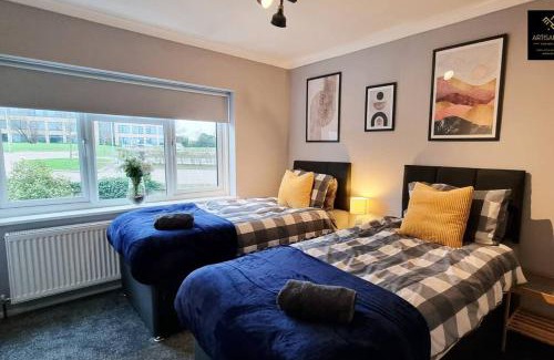 Basildon House | The Rose Garden of Basildon in the Heart of Basildon by Artisan Stays I Weekly or Monthly Stay Offer I Pvt Parking I Sleeps 6