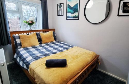 Basildon House | The Rose Garden of Basildon in the Heart of Basildon by Artisan Stays I Weekly or Monthly Stay Offer I Pvt Parking I Sleeps 6