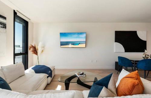 Downtown Apartment | The Rose Quartz - Rooftop Pool, Gym Glamorous Santa Monica 2BR