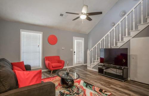 Conyers House | The Rosewood Townhouse - 10 mins to horse park