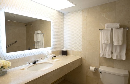 Roslyn Hotel | The Roslyn, Tapestry Collection by Hilton - One King Bed #1