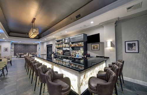 Roslyn Hotel | The Roslyn, Tapestry Collection by Hilton - One King Bed #1