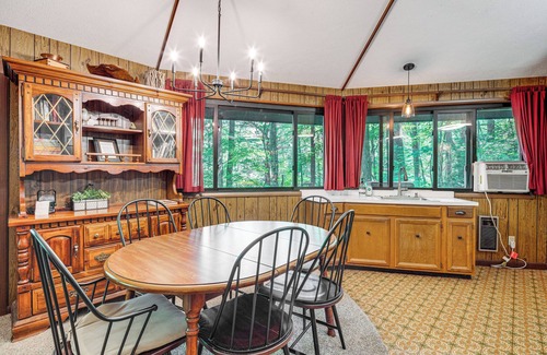 Hendersonville Cabin | 'The Round House' - Treetop North Carolina Cabin!