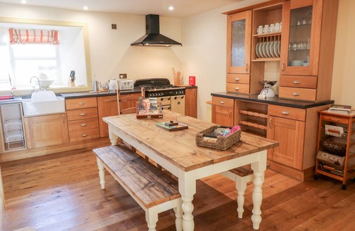 Auchterarder Cottage | THE ROUNDHOUSE, family friendly, luxury holiday cottage in Blackford