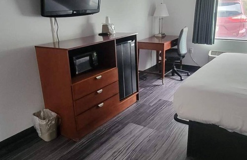 Akron Hotel | The Royal Inn & Suites