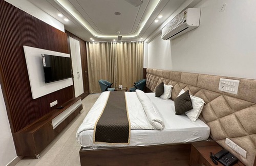 East of Kailash Hotel | The Royal Oakes