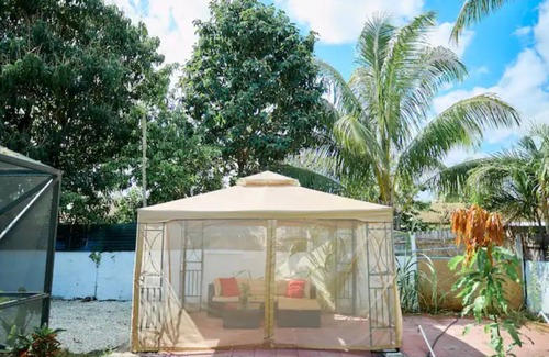 Lake Worth Corridor House | The Royal Oasis heated pool