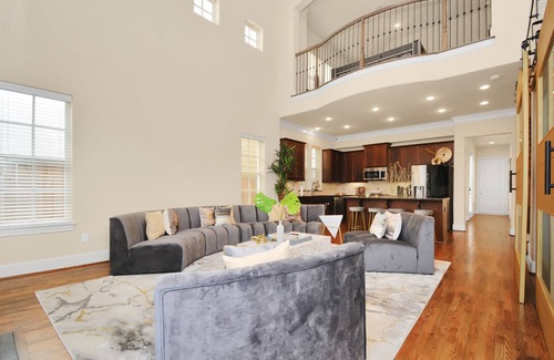 Spring Branch Central House | ✵The Royal Retreat✵|BIG Luxe home w/Pool Table/Arcade