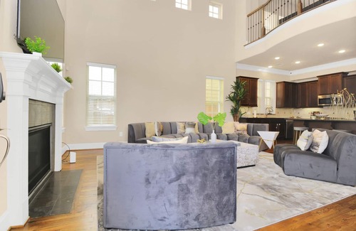 Spring Branch Central House | ✵The Royal Retreat✵|BIG Luxe home w/Pool Table/Arcade