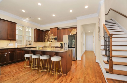 Spring Branch Central House | ✵The Royal Retreat✵|BIG Luxe home w/Pool Table/Arcade