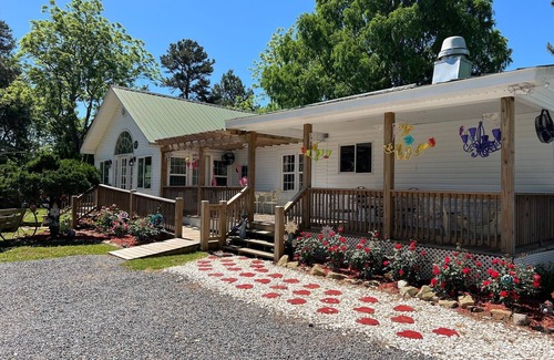 Mentone House | The Royal Suite at The Hatter Cafe and Country InnnBreakfast included