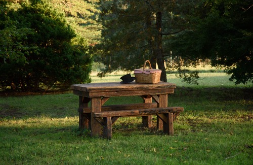 Mentone House | The Royal Suite at The Hatter Cafe and Country InnnBreakfast included